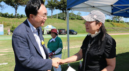 나주시장배 광주 전남 파크골프 대회 나주시장이 개회식장 한편에서 여성 관계자와 악수를 나누며 이야기를 하고 있는 모습