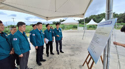 AI 특별방역대책 추진 현장점검 농식품부차관이  현황판을 보며 브리핑을 듣고 있는 모습