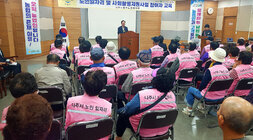 노인일자리 및 사회활동 지원활동 참여자 교육 좌측면에서 촬영한 나주시장의 인사말 모습과 참여자들의 뒷모습