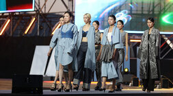 영산강축제 쳔연염색 패션쇼 주무대 위의 런웨이 에서 하늘색 계열의 의상을 착용한 여성 모델 7명이 패션쇼를 선보이고 있는 모습