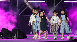 영산강축제 쳔연염색 패션쇼 천연염색 옷을 착용한 남녀 어린이 5명이 함께 손을 잡고 주무대 런웨이를 걸어가고 잇는 모습