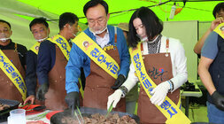 영산강축제 한우(한돈)고기 소비 촉진행사 나주시장이 배우자와 함께 한우를 불판에 굽고 있는 모습