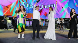 영산강축제 뮤지컬 빅쇼 주무대 위에서 나주시장과 뮤지컬 여성 배우 두명이 관객들에게 손을 흔들고 있는 모습