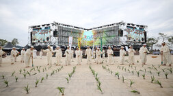 영산강축제 동강봉추들노래, 뮤지컬 레미제라블 들노래 팀이 모내기 시연을 하기 위해 주무대 앞에 서 있는 모습