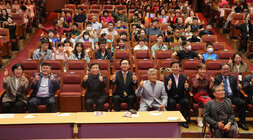 제1회 나주 장애인 예술제 나주시장과 내빈들이 자리에 앉아 두손의 엄지를 치켜 세우고 있는 모습