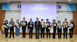 11월 중 정례조회 나주시장과 시상을 받은 남성6명, 여성 5명과 함께 기념촬영을 하고 있는 모습