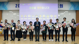 11월 중 정례조회 나주시장과 시상을 받은 남성 5명, 여성 5명과 함께 기념촬영을 하고 있는 모습