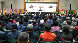나주배원협 조합원 한마음대회 나주시장의 축사모습과 참석 조합원들의 앉아 있는 뒷모습