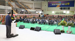 나주배원협 조합원 한마음대회 축사를 하고 있는 나주시장의 우측 뒷편에서 촬영한 모습 참석 조합원들의 앞모습이 보인다