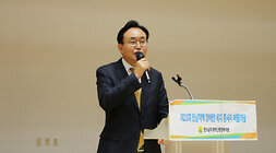 전남지역 장애인복지관 종사자 어울마당  나주시장이 단상에 서서 환영사를 하고 있는 모습 근접촬영