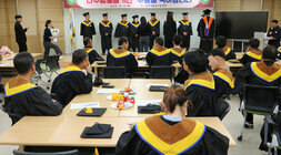친환경농업대학 명품딸기반 수료식 나주시장이 교육기간 동안 개근을 한 수료생에게 표창을 하고 있는 모습