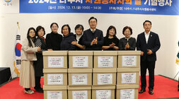 자원봉사자의 날 기념행사나주시장과 자원봉사 물품을 전달한 사람, 전달받은 사람이 함께 기념촬영을 하고 있는 모습