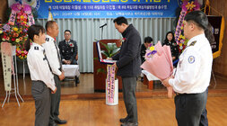 남평읍 자율방범대장 이취임식 나주시장이 방범대원 남성, 여성에게 상패를  전달 하고 있는 모습