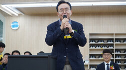  윤병태 나주시장이 마이크를 잡고 연설하는 모습