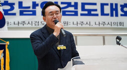  연단에서 연설중인 윤병태 나주시장의 클로즈업 사진