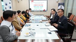  회의실에서 나주시 관계자들(나주시장 윤병태 포함)과 대한적십자사 봉사자들이 테이블에 둘러앉아 '대한적십자사 광주전남지사 - 나주시협의회 후원 사랑의 쌀 전달 백미 4KG 163포(500만원 상당)' 현수막이 걸린 스크린 앞에서 회의하고 있는 전경