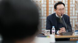  회의 테이블에 앉아 발언하고 있는 윤병태 나주시장의 모습