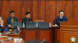 시의회 회의장에서 세 명의 남성(오른쪽 끝 나주시장 윤병태)이 단상에 앉아 있는 모습. 중앙에 있는 남성은 마이크를 앞에 두고 있음