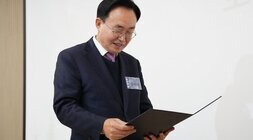 윤병태 나주시장이 검은색 서류철을 들고 웃으며 바라보는 모습