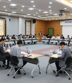주민과의 대화 처리계획 완료 보고회 나주시장과 시청 간부들이 보고회를 위해 앉아 있는 모습 우측면 촬영