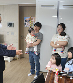 다둥이가족 여섯째 탄생 축하 방문 나주장이 다둥이 가족 아빠와 엄마, 아이들에게 덕담을 건네고 있는 모습