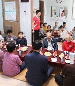 무더위쉼터 경로당 방문 - 영강동 나주시장과 경로당 어르신들의 앉아 있는 모습 전면