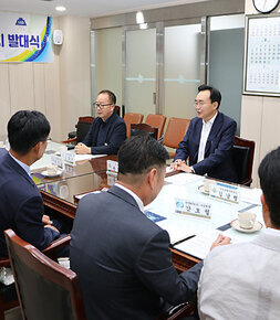 취약계층 LED전등 및 리모컨 설치 지원 발대식 나주시장의 인사말 모습 측면 촬영