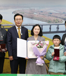 6.25전쟁 무공훈장 전수 나주시장이 유공자의 가족인 손녀, 손녀의 아들, 또 다른 가족 2명과 기념촬영을 하고 있는 모습