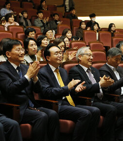 제10회 더 큰 나주 아카데미 나주시장이 강의 전 공연을 보고 박수를 치고 있는 모습