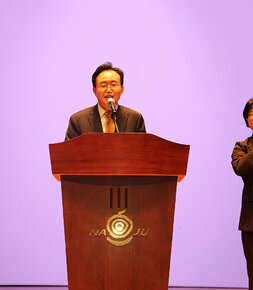 제1회 나주 장애인 예술제 나주시장이 단상에서 축사를 하고 잇는 모습