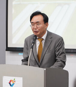 제19회 한일동학기행 시민교류회 나주시장이 축사를 하고 있는 모습 근접촬영