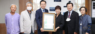 5.18 기념일 지정 엠블렘 전달식