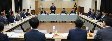 조합장과의 농정간담회 조합장들이 앉아 있는 간담회장에서  나주시장이 서서 인사말을 하고 있는 모습