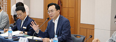빛가람호수공원 어린이테마파크 조성 용역 중간보고회 나주시장이 용역 보고에 대해 의견을 전달하고 있는 모습 근접촬영
