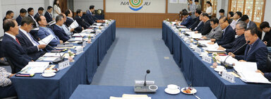 나주시 시정 자문위원회 위원 위촉식 자리에 앉아 있는 위원들과 나주시장의 모습