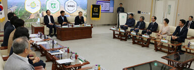 나주시-전남대학교-한국농촌경제연구원 MOU체결 나주시장과 전남대 총장 한국농촌경제연구원장 및 관계자들이 협약식을 위해 자리에 앉아 있는 모습 전체