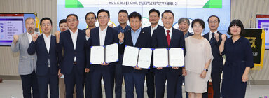 나주시-전남대학교-한국농촌경제연구원 MOU체결 나주시장과 관계자 전체 기념촬영 모습