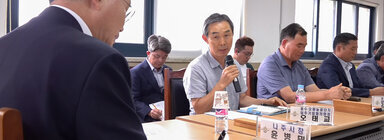 나주일반산단 및 동수오량농공단지 입주기업 간담회 입주기업 대표 한분이 건의사항을 말하고 있고 나주시장이 메모를 하고 있는 모습
