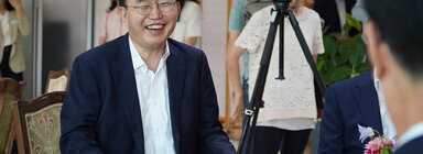 민선8기 전남 시장, 군수협의회 정례회 회의에 앞서 접견장에 마련된 T타임 시간에 나주시장이 자리에 앉아서 참석자와 대화하며 웃고 있는 모습