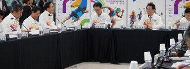 전남도-시, 군 상생협력 간담회 전남지사가 발언을 하고 있고 나주시장 외 지자체장들이 듣고 있는 모습