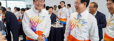 전남도-시, 군 상생협력 간담회 나주시장과 전남지사가 접견장에서 웃으며 대화를 나누고 있는 모습