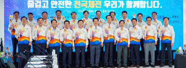 전남도-시, 군 상생협력 간담회 전남지사와 나주시장 및 시장, 군수들의 기념촬영 모습
