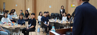 청렴시민감사관 및 공무원 청렴워크숍 단상에서 인사말을 하는 나주시장의 뒷모습과 참석자들의 앉아 있는 앞모습