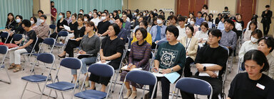 장기요양기관 부당청구 예방 및 지도점검 사례교육 참석자들의 앉아 있는 앞모습 전체