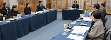 (재)나주시농업농촌융복합산업진흥재단 이사회 나주시장이 인사말을 하고 있고 듣고 있는 이사회 이사들의 모습