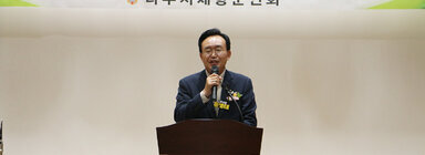 제72주년 재향군인의 날 기념행사 나주시장이 단상에 서서 마이크를 잡고 축사를 하고 있는 모습