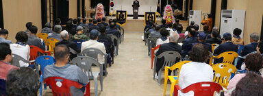 제72주년 재향군인의 날 기념행사 단상에서 나주시장이 축사를 하고 있는 모습과 참석자들이 앉아 있는 뒷모습 전면