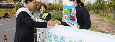 초등학교 등굣길 교통안전 캠페인 나주시장이 녹색어머니연합회 회원과 악수를 나누고 있는 모습