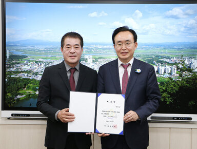 2024 나주영산강축제 총감독 위촉장 수여식 나주시장과 위촉을 받은 총감독이 위촉장을 들고 기념촬영을 하고 있는 모습