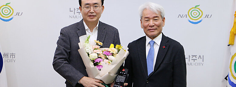 희망나눔 2030 나눔캠페인 우수 시 감사패 전달식 나주시장과 전남 사회복지공동모금회장의 기념촬영 모습